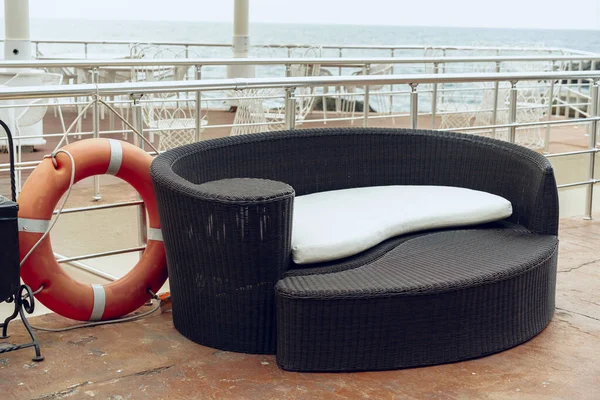 Sofa auf der Terrasse Lounge in einem Hotel — Stockfoto