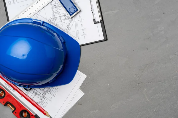 Pracownik budowlany hardhat, plany i .construction poziomie, widok z góry — Zdjęcie stockowe