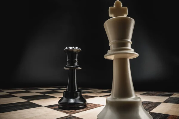 Macro-opname van houten schaakfiguren aan boord — Stockfoto