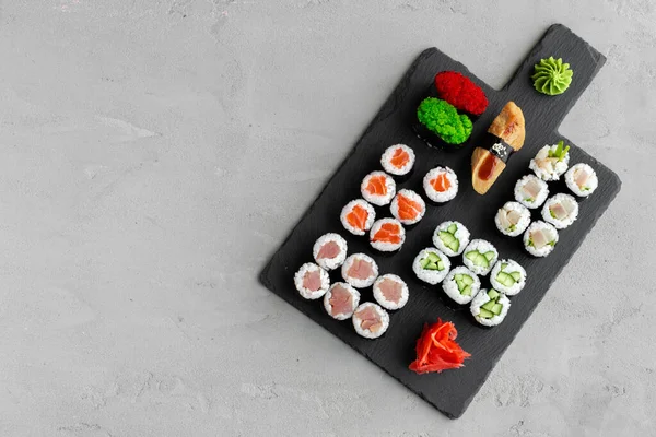 Maki sushi set podávaný na černém kamenném podnosu — Stock fotografie