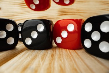 Ahşap arkaplanda kırmızı ve siyah zar küpleri