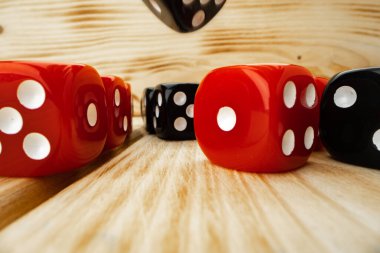 Ahşap arkaplanda kırmızı ve siyah zar küpleri