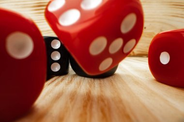 Ahşap arkaplanda kırmızı ve siyah zar küpleri