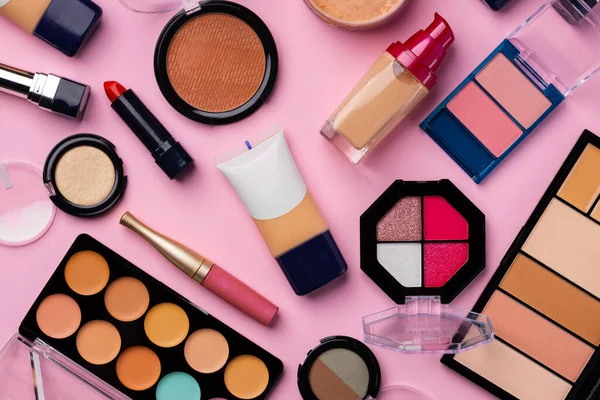 Set von dekorativer Kosmetik auf rosa Hintergrund — Stockfoto