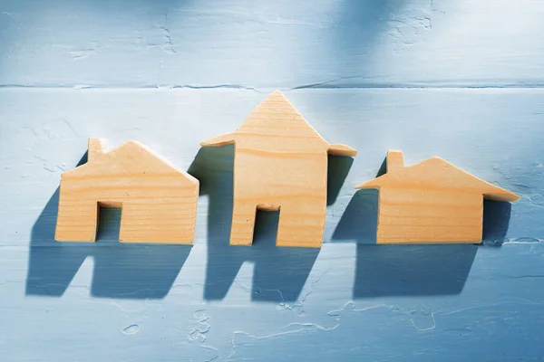 木造住宅のミニチュア木製の表面を閉じる — ストック写真