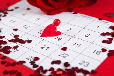14 Şubat: Sevgililer Günü için takvim ve dekorasyonlar.