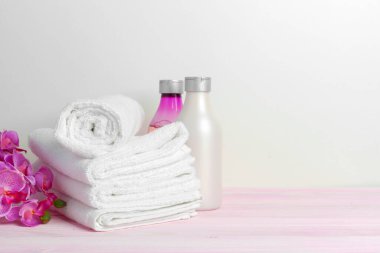 Ahşap masada güzel bir spa kompozisyonu