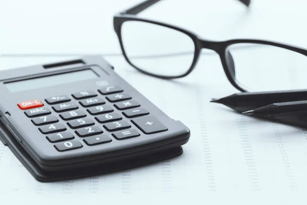 Negócios ainda vida com calculadora na mesa no escritório. — Fotografia de Stock