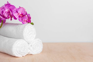 Tahta masadaki çiçekli yumuşak havlular.