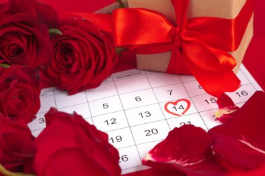 14 Şubat: Sevgililer Günü için takvim ve dekorasyonlar.