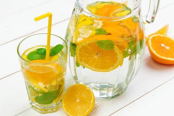 Refrescante agua fría de cítricos con menta —  Fotos de Stock