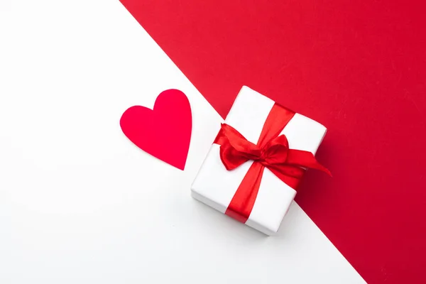 Hediye kutusu, kırmızı kağıt kalpler. Sevgililer Günü çıkartması. Aşkın sembolü. Uzayı kopyala, düz yat — Stok fotoğraf