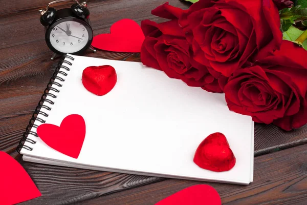 Valentin napi háttér. Üres üres jegyzetfüzet, ajándékdoboz, virágok fehér háttérrel, felülnézet. Szabad hely a szövegnek — Stock Fotó