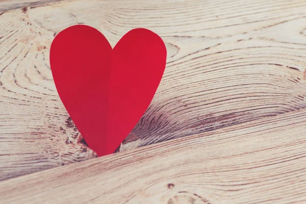 Uçan kırmızı kağıt kalpler. Sevgililer Günü. Aşkın sembolü. Boşluğu kopyala. — Stok fotoğraf