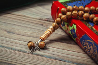 Tahta arka planda boncukları olan Kur 'an-ı Kerim