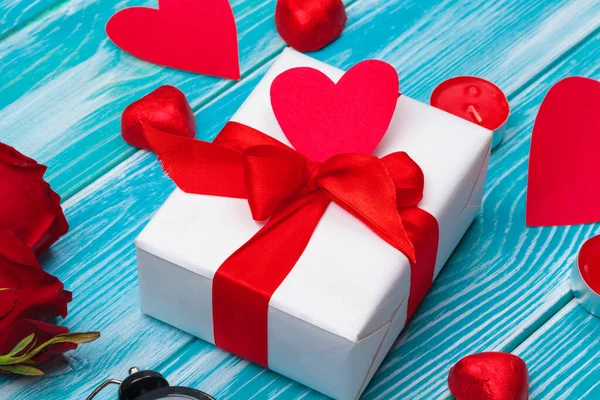 Créatif Saint-Valentin composition romantique plat lay top view amour fête fête coeur rouge calendrier date bleu fond en bois — Photo