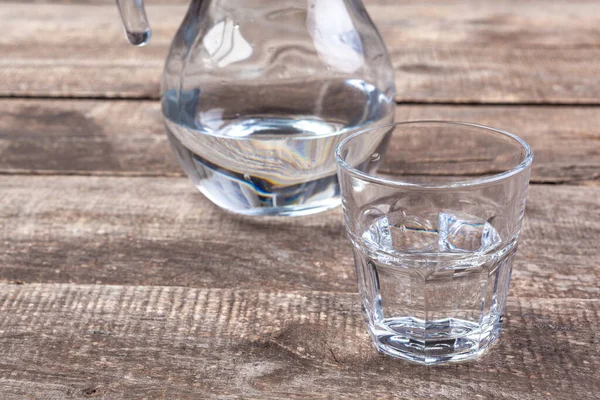 Vasos de agua sobre una mesa de madera. — Foto de Stock