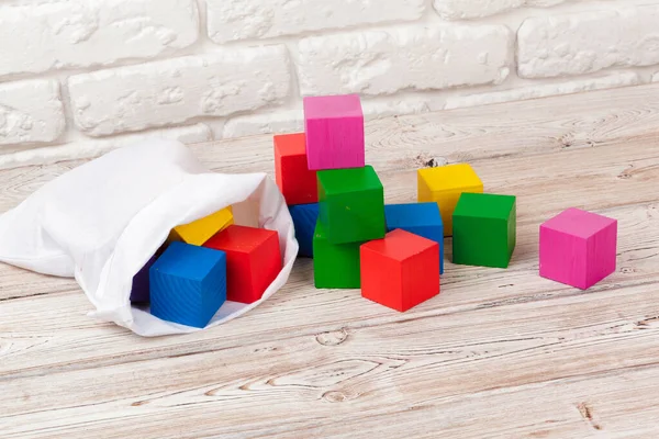 Bloques de juguete montón, multicolor ladrillos de madera pila —  Fotos de Stock