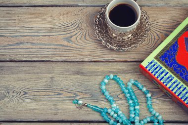 Üç aydır. Tespih boncuklu İslam Kutsal Kitap Kuran 'ı. Ramazan kavramı