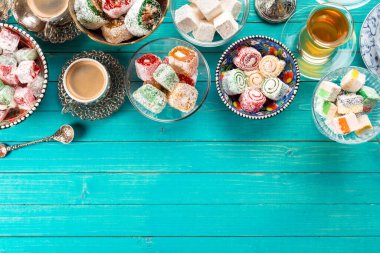 Türkçe zevkli lokum ve siyah çay parçaları.