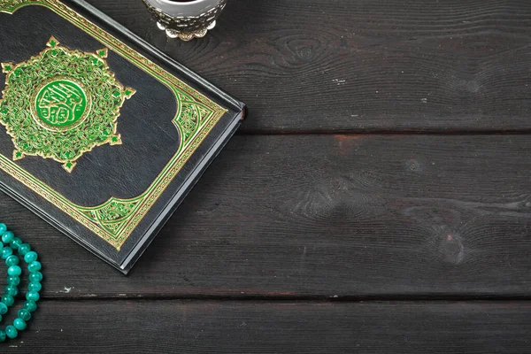Drei Monate. Das islamische Heilige Buch Koran mit Rosenkranzperlen. Ramadan-Konzept — Stockfoto