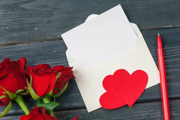 Mesaj kartlı kırmızı güller. Sevgililer Günü arkaplanı — Stok fotoğraf