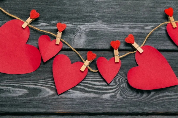 Papel rojo corazones medios amor poner en viejo madera — Foto de Stock