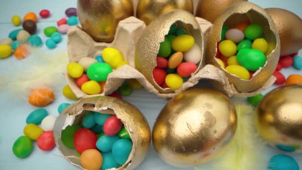 木制桌子上放满五彩缤纷的彩蛋的金色装饰复活节彩蛋 — 图库视频影像