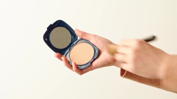 Weibliche Hand trägt Bronzing Puder auf einen Make-up Pinsel auf — Stockvideo