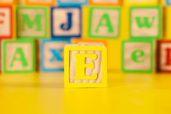 Fotografia di colorato blocco di legno lettera E — Foto Stock