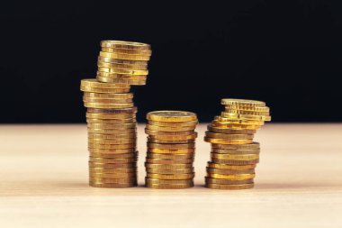 Çalışma masasında para yığınları