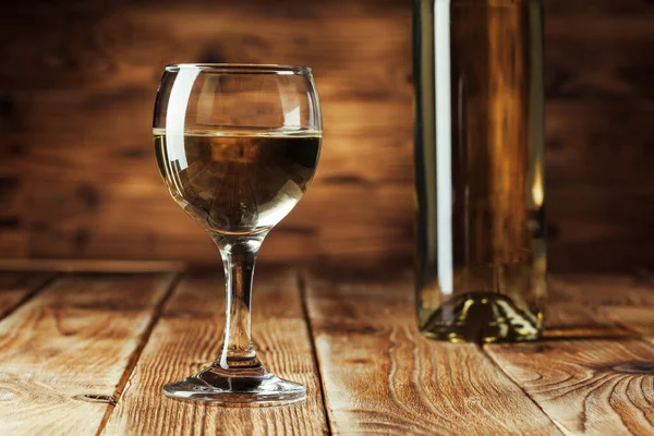 Botellas de vino con vidrio, fondo de madera — Foto de Stock
