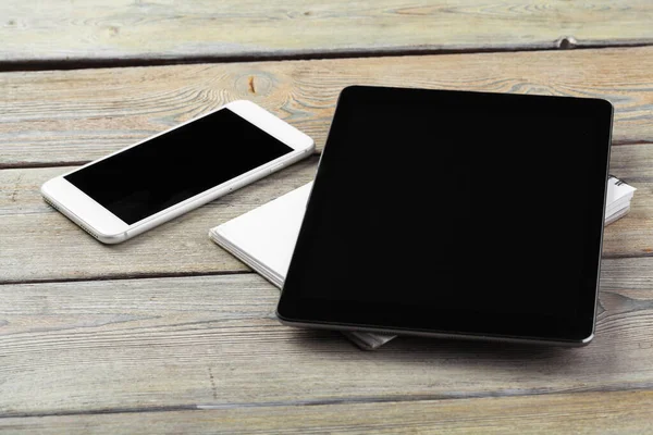 Tablette numérique et smartphone sur la table — Photo