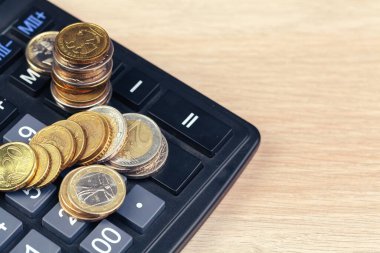 Para yığını ve hesap makinesi, iş finansmanı için kavram fikri