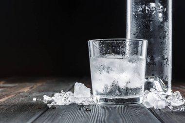 Kırsal ahşap arka planda shot bardaklarında votka