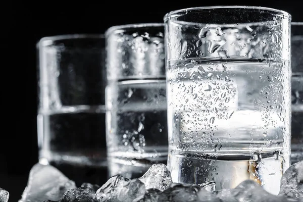 Vodka felespoharakban rusztikus fa háttér — Stock Fotó