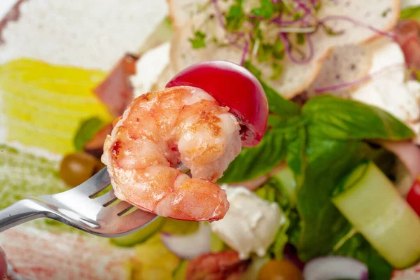Fresh salad plate with shrimp, tomato and mixed greens — Stock Photo, Image