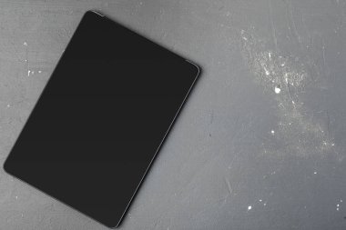 Ofis masasında dijital tablet