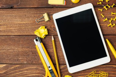 Ofis masasında dijital tablet