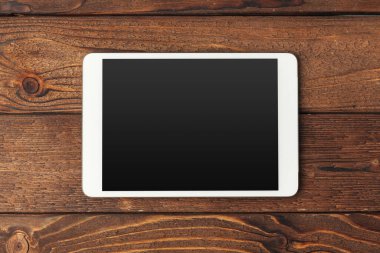 Tahta masadaki dijital tablet