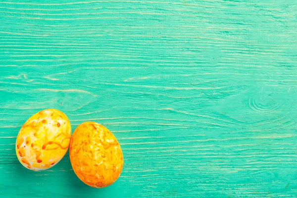 Huevos amarillos de Pascua sobre fondo de madera — Foto de Stock