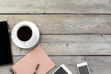 Çalışma yeri, ahşap masa.