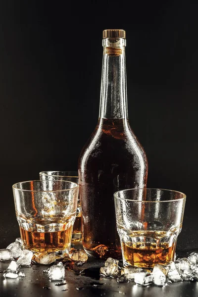 Стакан виски и квадратный графин — стоковое фото