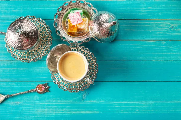 Traditioneller türkischer Kaffee und türkischer Genuss auf Holzgrund. — Stockfoto