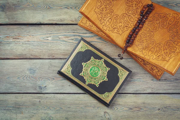Trzy miesiące. Islamska Święta Księga Koran z różańcem. Koncepcja Ramadanu — Zdjęcie stockowe