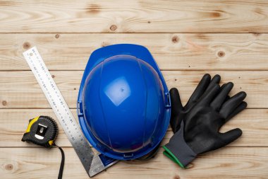 İnşaat işçisinin silindir şapkası ve eldivenleri.