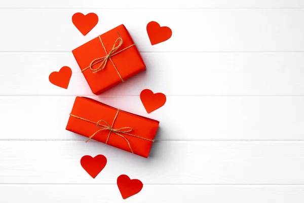 Caja de regalo de San Valentín sobre fondo de madera blanco — Foto de Stock