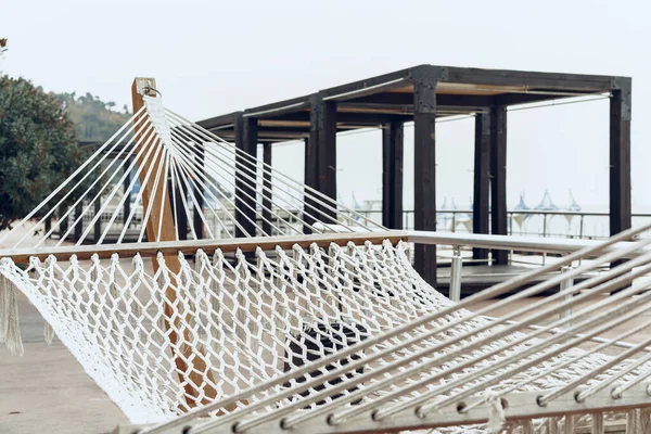 Tkana huśtawka na luksusowym tarasie hotelowym w pobliżu morza — Zdjęcie stockowe