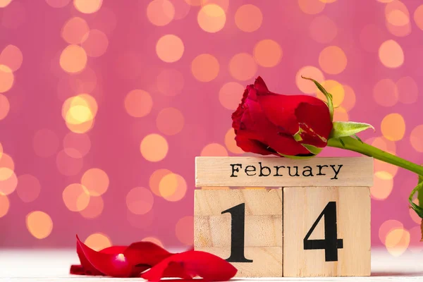 Calendario in legno 14 febbraio su sfondo rosa bokeh — Foto Stock