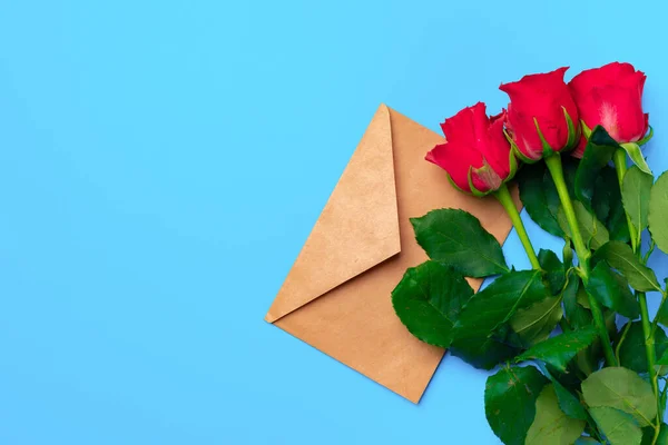 Букет з троянд і конвертів вид зверху — стокове фото